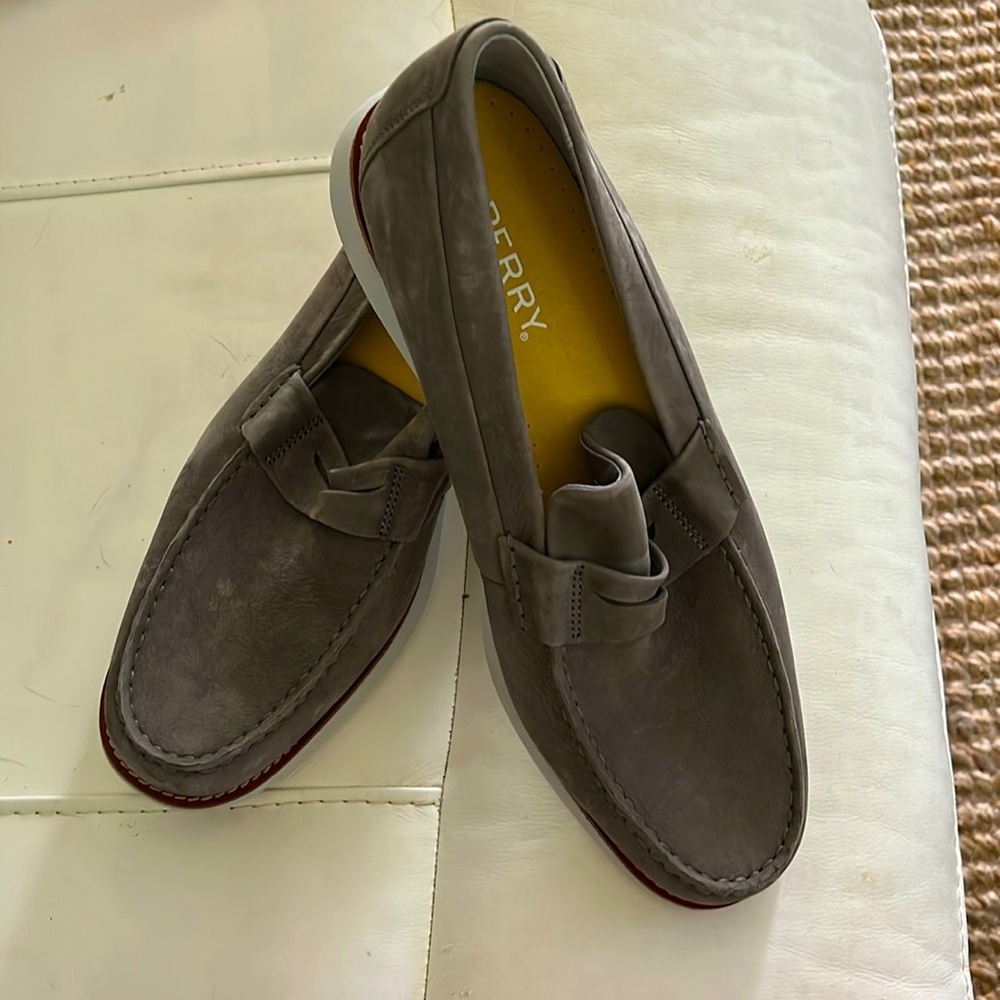 Loafers in a darkish grey. Size 13